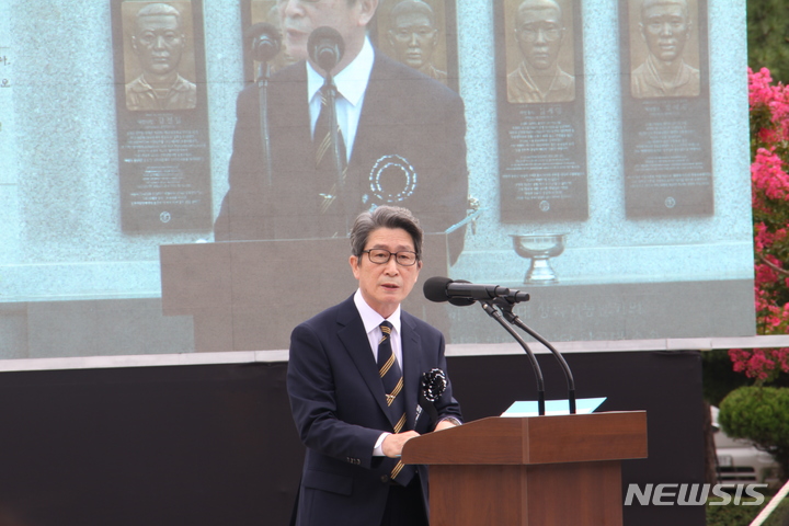 [포항=뉴시스] 이바름 기자 = 17일 오전 경북 포항특정경비지역사령부 내 마린온 순직자 위령탑에서 마린온 순직자 4주기 추모행사가 열린 가운데 고 노동환 중령의 아버지인 노승헌씨가 유가족 대표로 추모사를 하고 있다. 2022.07.17. right@newsis.com