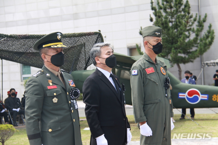 [포항=뉴시스] 이바름 기자 = 17일 오전 경북 포항특정경비지역사령부 내 마린온 순직자 위령탑에서 마린온 순직자 4주기 추모행사가 열렸다. 왼쪽부터 김태성 해병대사령관과 이종섭 국방부장관, 지은구 해병대항공단장. 2022.07.17. right@newsis.com