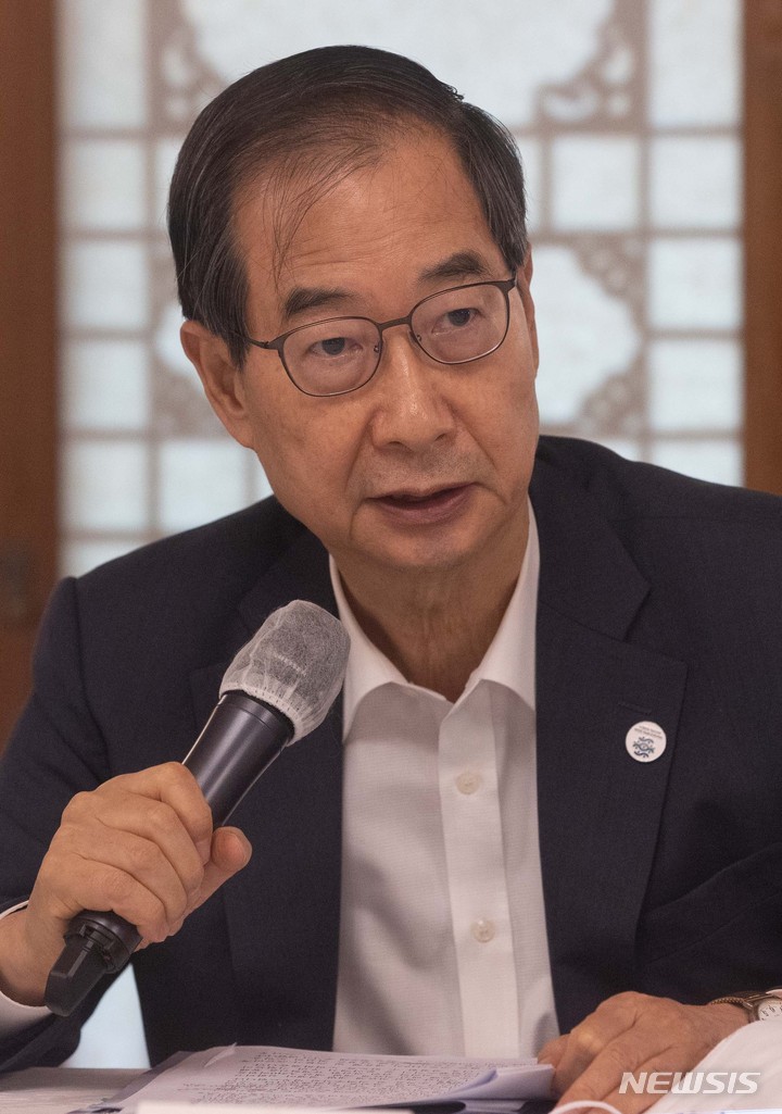 [서울=뉴시스] 국회사진기자단 = 한덕수 국무총리가 지난달 17일 오후 서울 종로구 총리공관에서 열린 제2차 고위당정 협의회에서 인사말을 하고 있다. 2022.07.17. photo@newsis.com