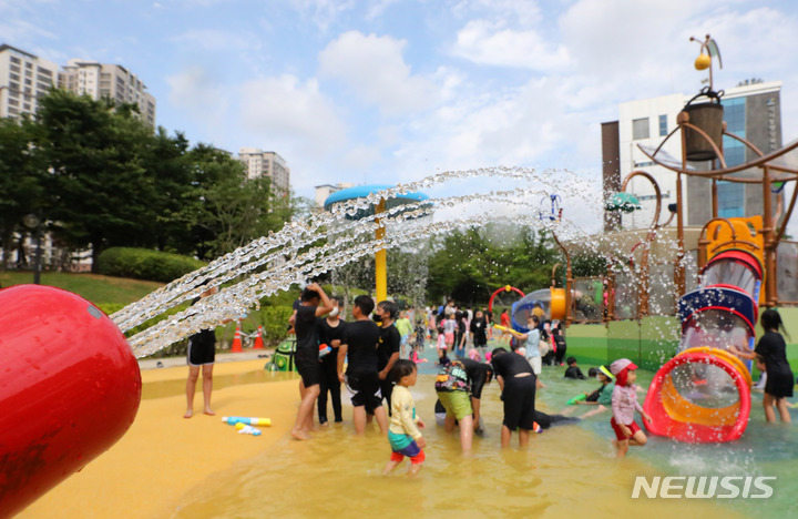 [고양=뉴시스] 경기 고양시 식사중앙공원 물놀이장.(사진=뉴시스 DB).photo@newsis.com