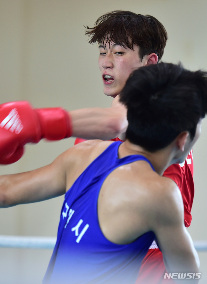 [포항=뉴시스] 이무열 기자 = 17일 오후 경북 포항시 포항국민체육센터에서 열린 '제60회 경북도민체육대회 복싱 경기'에 참가한 선수들이 치열한 경기를 펼치고 있다. 2022.07.17. lmy@newsis.com