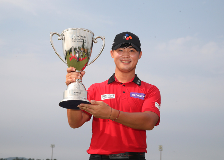 [서울=뉴시스] 정병혁 기자 = 17일 충남 태안시 솔라고CC에서 열린 HONORS K SOLLAGO CC 한장상 invitational FR에서 우승한 배용준이 기뻐하고 있다.(사진=LPGA 제공) 2022.07.17. photo@newsis.com *재판매 및 DB 금지