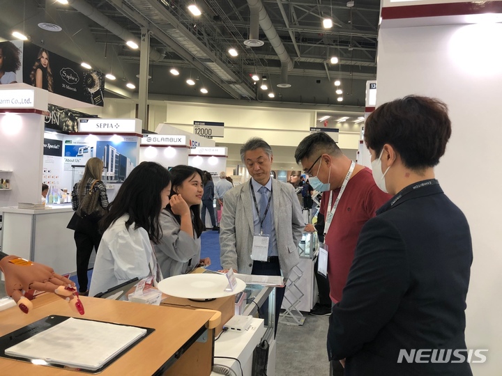[전주=뉴시스]윤난슬 기자 = 지역 중소기업들의 해외 판로 개척 활동을 돕는 전북대학교 지역특화청년무역전문가양성사업단(이하 GTEP사업단)이 최근 해외 박람회에 참여해 지역기업 제품의 수출 계약을 따냈다.(사진=전북대 제공) 