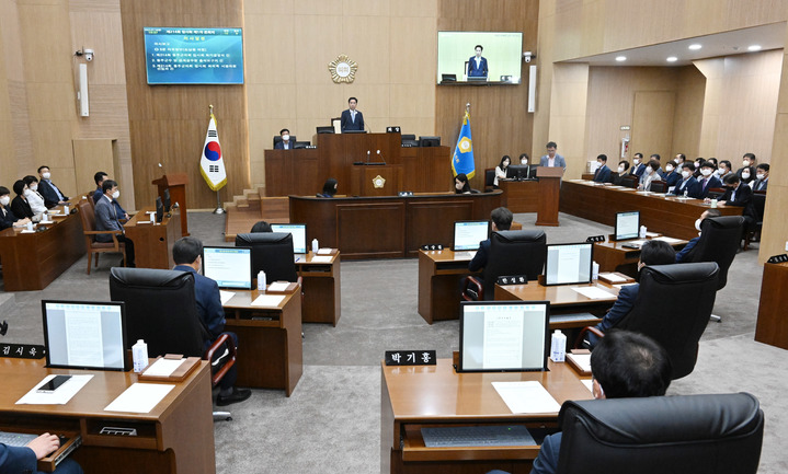 [울산=뉴시스] 유재형 기자 = 울산시 울주군의회(의장 김영철)는 18일 의사당 본회의장에서 제214회 임시회 제1차 본회의를 열고 원구성 후 공식적인 첫 의정활동에 들어갔다고 밝혔다. 2022.07.18. (사진= 울주군의회 제공)photo@newsis.com *재판매 및 DB 금지