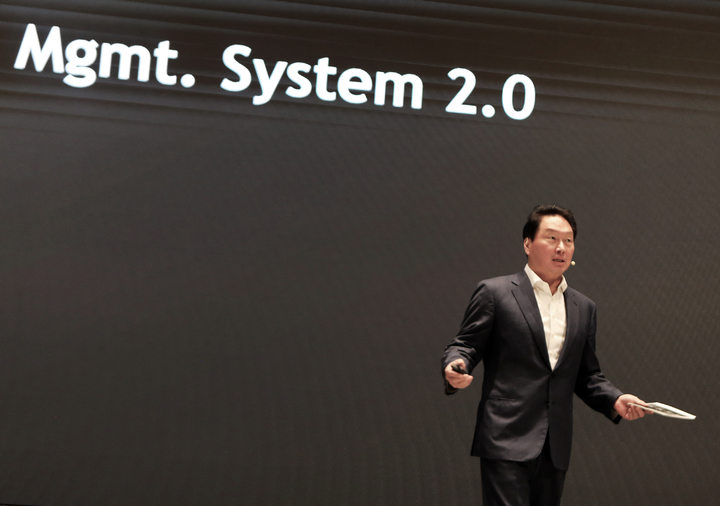 [서울=뉴시스]최태원 SK그룹 회장이 지난 6월 서울 광진구 그랜드워커힐 서울에서 열린 '2022년 확대경영회의'에서 마무리 발언을 하고 있다. (사진 = SK 제공) 2022.7.18. photo@newsis.com *재판매 및 DB 금지