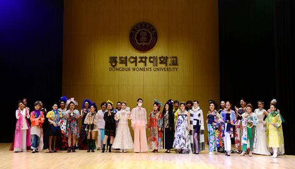 동덕여대 평생교육원 '모델 김동수의 시니어 아카데미' 수료패션쇼. 사진 동덕여자대학교 *재판매 및 DB 금지