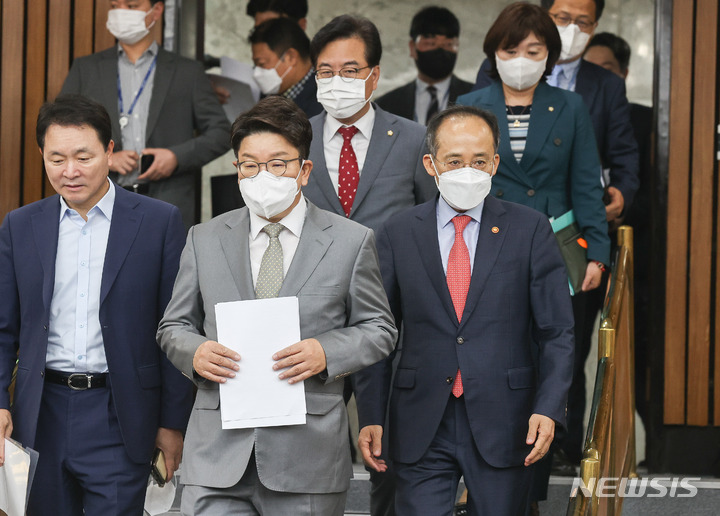 [서울=뉴시스] 김선웅 기자 = 권성동 국민의힘 대표 직무대행 겸 원내대표, 추경호 부총리 겸 기획재정부 장관이 18일 서울 여의도 국회에서 열린 2022 세제개편안 당정협의회에 참석하고 있다. (공동취재사진) 2022.07.18. photo@newsis.com