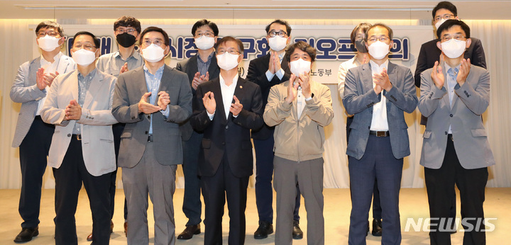 [서울=뉴시스] 김진아 기자 = 이정식 고용노동부장관이 18일 오전 서울 중구 로얄호텔서울에서 열린 미래노동시장연구회 킥오프 회의에서 참석자들과 기념촬영을 하고 있다. 2022.07.18. bluesoda@newsis.com