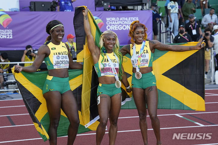 [유진=AP/뉴시스] 2022 세계육상선수권대회 여자 100m 1~3위를 휩쓴 셸리 앤 프레이저-프라이스(사진 가운데)와 셰리카 잭슨(사진 가장 왼쪽), 일레인 톰프슨. 2022.07.17