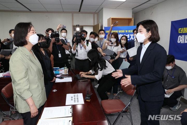 [서울=뉴시스] 김선웅 기자 = 박지현 전 더불어민주당 공동비상대책위원장이 18일 오전 서울 여의도 국회 의원회관에 마련된 더불어민주당 당대표 및 최고위원 예비후보 등록 신청 접수처에서 중앙당 관계자에게 ‘당대표 선거 (예비)후보자 등록 서류’를 제출하고 있다. 접수처 관계자는 “제출한 등록 서류는 자격 미달로 당 규정에 따라 접수 자체가 안된다”며 접수를 거부했다. (공동취재사진) 2022.07.18. photo@newsis.com