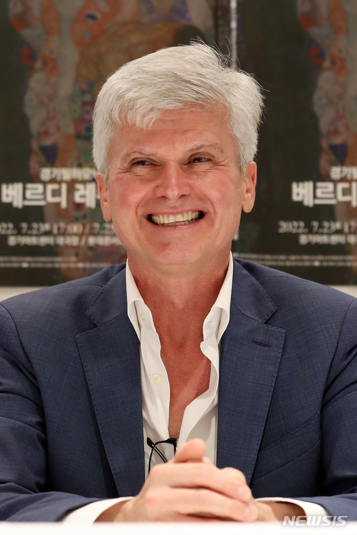 [서울=뉴시스] 박진희 기자 = 마시모 자네티(Massimo Zanetti) 경기필하모닉오케스트라 상임지휘자(예술감독)가 18일 서울 중구 달개비에서 라운드 인터뷰를 하고 있다. 이태리 출신의 지휘자 마시모 자네티는 오는 23일, 25일 경기아트센터 대극장과 롯데콘서트홀에서 여는 경기필하모닉 ‘베르디 레퀴엠’ 지휘를 끝으로 4년간의 임기를 마무리 한다. 2022.07.18. pak7130@newsis.com