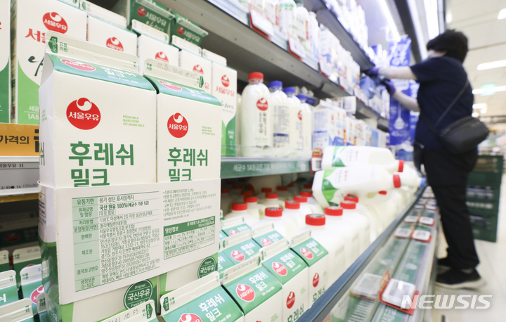 [서울=뉴시스] 김근수 기자 = 서울 시내의 한 대형마트 우유 가판대에서 한 직원이 우유를 정리하고 있다.&nbsp; 2022.07.18. ks@newsis.com