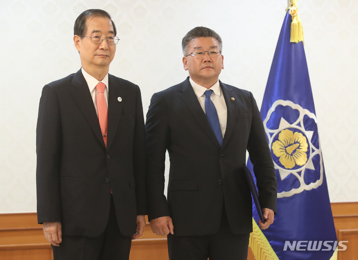 [서울=뉴시스] 김명원 기자 = 한덕수 국무총리가 18일 서울 종로구 정부서울청사에서 열린 차관(급) 임명장 수여식에서 유병호 감사원 사무총장에게 임명장을 수여한후 기념촬영을 하고 있다. 2022.07.18. kmx1105@newsis.com