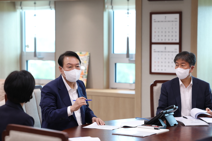 [서울=뉴시스] 윤석열 대통령이 18일 서울 용산 대통령실 청사에서 한화진 환경부 장관으로부터 업무보고를 받고 있다. (사진=대통령실 제공) 2022.07.18. photo@newsis.com *재판매 및 DB 금지