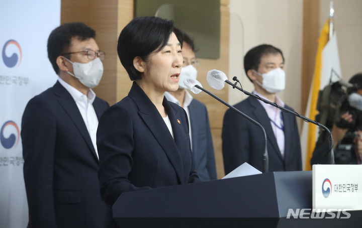 [서울=뉴시스] 김명원 기자 = 한화진 환경부 장관이 18일 서울 종로구 정부서울청사에서 새정부 업무보고 사전 브리핑을 하고 있다. 이날 한화진 장관은 환경과 경제의 상생, 살기 좋은 환경 실현 등 '더 나은 대한민국, 환경이 동행'한다며 브리핑하고 있다. 2022.07.18. kmx1105@newsis.com