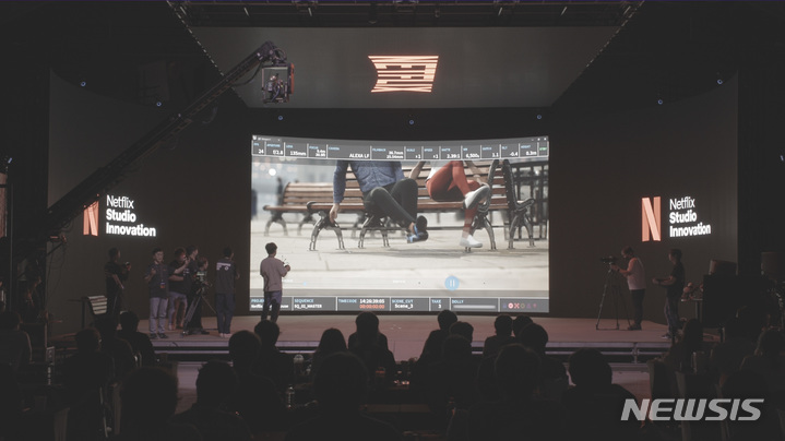 [서울=뉴시스]넷플릭스는 영화 영상 분야의 국내 창작자들을 대상으로 최신 영상 제작 기술을 공유하는 '넷플릭스 버추얼 프로덕션 오픈하우스'를 성료했다고 19일 밝혔다. 사진은 국내 콘텐츠 제작자들이 행사 현장에 설치된 대형 LED 벽을 통해 최신 기술들을 살펴보고 있는 모습. (사진=넷플릭스 제공)