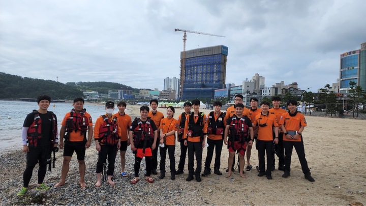 [울산=뉴시스] 박수지 기자 =울산시 동부소방서가 19일 동구 일산해수욕장에서 수난구조훈련을 진행하고 있다. (사진=동부소방 제공) 2022.07.19. photo@newsis.com *재판매 및 DB 금지