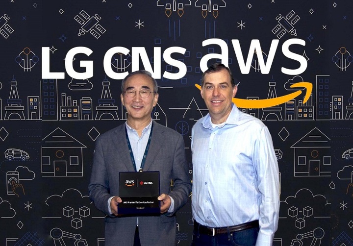 김영섭 LG CNS 사장(왼쪽)과 맷 가먼 AWS 수석 부사장이 LG CNS의 'AWS 프리미어 티어 파트너' 자격 획득 기념 사진을 촬영하고 있다. *재판매 및 DB 금지