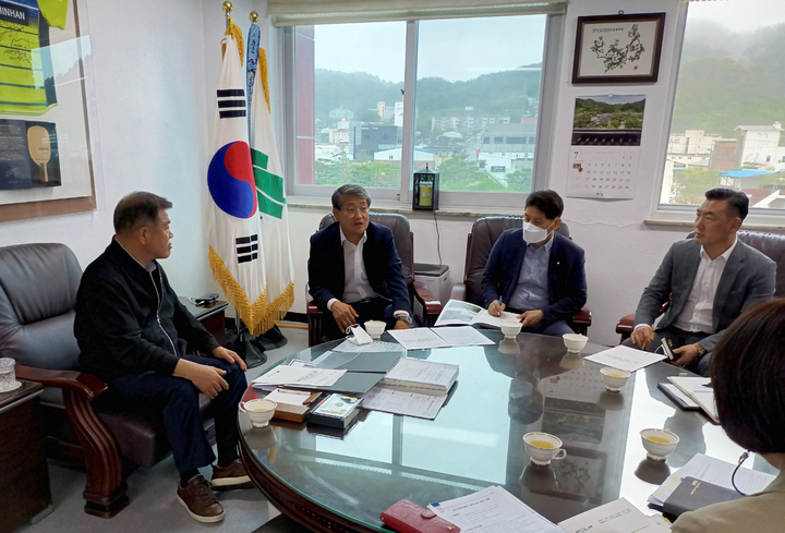 김순호 구례군수와 이승화 산청군수가 18일 산청군에서 만나 지리산 케이블카 설치에 관해 논의하고 있다. 구례군 제공 *재판매 및 DB 금지