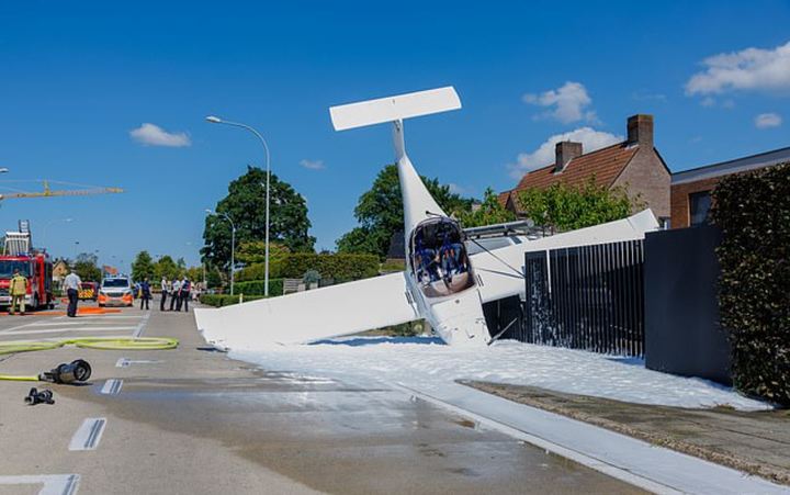18일(현지시간) 데일리메일에 따르면 지난 15일 벨기에 브뤼헤 시 근처 상공에서 사고가 발생한 경비행기는 꼬리에 달린 낙하산 덕분에 급격한 추락을 모면했다. 출처: 데일리메일&nbsp; *재판매 및 DB 금지