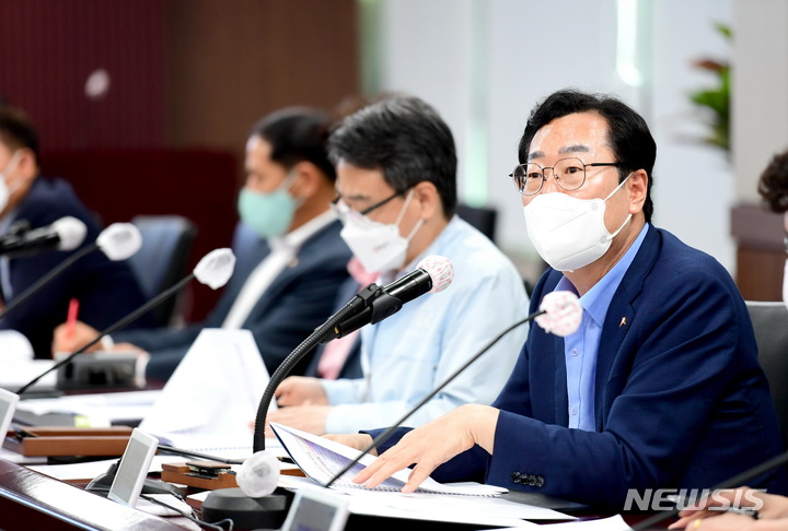 [화성=뉴시스] 정명근 화성시장이 민생안전 대책회의에 참석해 발언을 하고 있다. (사진 = 화성시 제공)