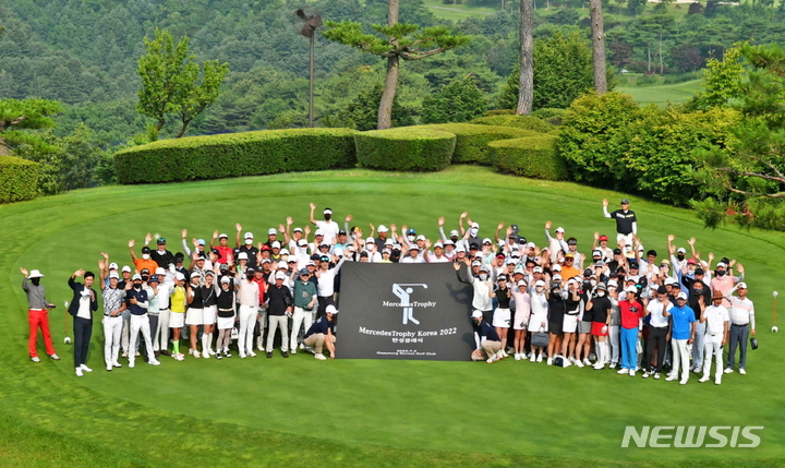 [서울=뉴시스]메르세데스-벤츠 공식 딜러 한성자동차는 지난 4일 경기 가평 베네스트에서 한성자동차 출고 고객 중 순수 아마추어 골퍼를 대상으로 지역 예선 골프 대회인 '메르세데스트로피 2022 한성자동차 예선전'을 개최했다고 19일 밝혔다.(사진=한성자동차 제공) 2022.7.19 photo@newsis.com