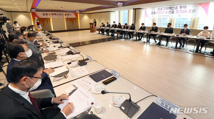 [서울=뉴시스] 조성우 기자 = 김주현 금융위원장이 19일 오전 서울 중구 전국은행연합회 뱅커스클럽에서 열린 금융규제혁신회의 출범식에서 발언하고 있다. 2022.07.19. xconfind@newsis.com