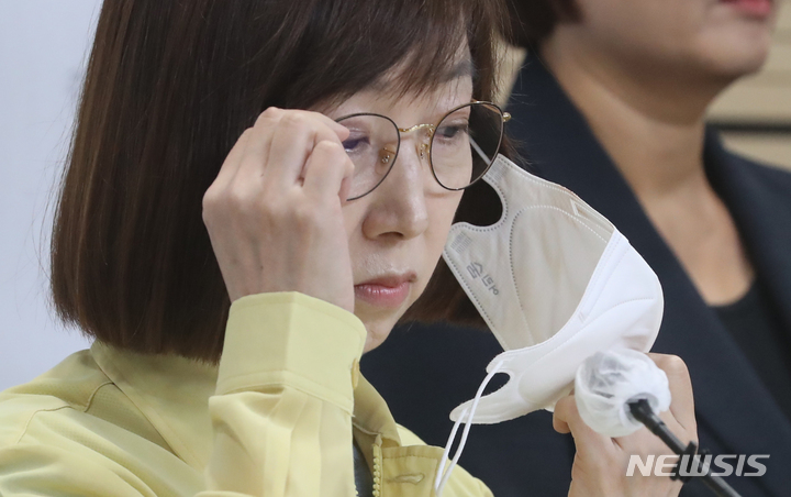 [청주=뉴시스] 강종민 기자 = 백경란 질병관리청장이 지난 19일 오전 충북 청주 질병청에서 코로나19 예방접종 후 피해보상에 대한 발표에 앞서 마스크를 벗고 있다. 2022.07.21. ppkjm@newsis.com