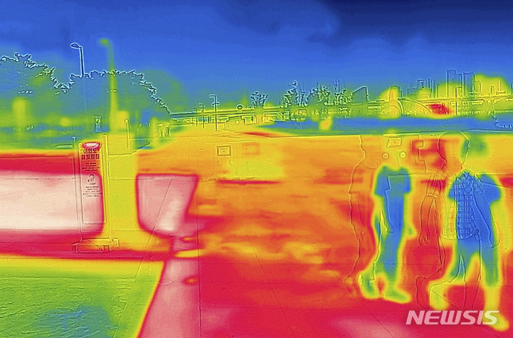 [서울=뉴시스] 정병혁 기자 = 더운 날씨가 이어진 19일 오전 서울 영등포구 여의도한강공원 물빛광장을 찾은 어린이들이 물놀이를 하며 더위를 식히고 있다. 열화상 카메라로 촬영한 사진은 온도가 높을수록 붉은색, 낮을수록 푸른색을 나타낸다. 2022.07.19. jhope@newsis.com