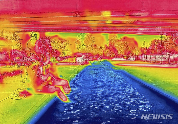 [서울=뉴시스] 정병혁 기자 = 더운 날씨가 이어진 19일 오전 서울 영등포구 찾은 시민들이 마포대교 아래에서 더위를 식히고 있다. 열화상 카메라로 촬영한 사진은 온도가 높을수록 붉은색, 낮을수록 푸른색을 나타낸다. 2022.07.19. jhope@newsis.com