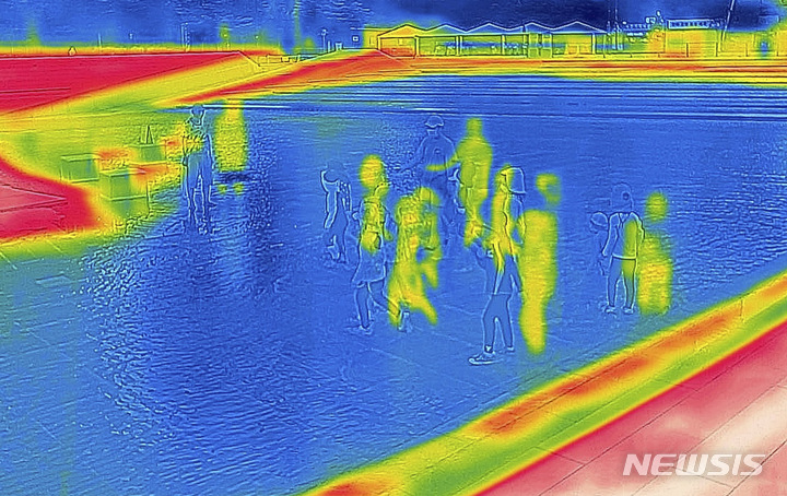 [서울=뉴시스] 정병혁 기자 = 더운 날씨가 이어진 19일 오전 서울 영등포구 여의도한강공원 물빛광장을 찾은 어린이들이 물놀이를 하며 더위를 식히고 있다. 열화상 카메라로 촬영한 사진은 온도가 높을수록 붉은색, 낮을수록 푸른색을 나타낸다. 2022.07.19. jhope@newsis.com