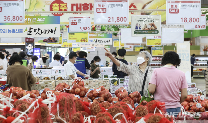 [서울=뉴시스] 김근수 기자 =서울시내의 한 마트에서 소비자들이 물건을 고르고 있다. 2022.07.19. ks@newsis.com