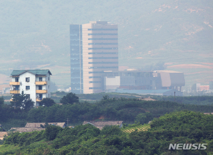 [서울=뉴시스] 사진공동취재단 = 판문점 공동경비구역(JSA) 견학이 재개된 가운데 19일 경기 파주시 판문점 3초소에서 북한 개성공단지원센터가 보이고 있다. 2022.07.19. photo@newsis.com