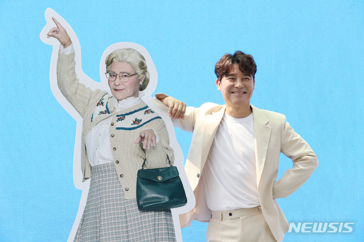 [서울=뉴시스] 박진희 기자 = 뮤지컬 '미세스 다웃파이어' 미세스 다웃파이어와 다니엘 1인 2역을 맡은 배우 임창정이 19일 서울 중구 앰배서더 서울 풀만 호텔에서 제작발표회를 하고 있다. 2022.07.19. pak7130@newsis.com