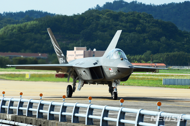 [사천=뉴시스] 차용현 기자 = 19일 오후 경남 사천공항 활주로를 이륙한 국산 초음속 전투기 KF-21이 시험비행을 무사히 마치고 귀환하고 있다. 2022.07.19. con@newsis.com