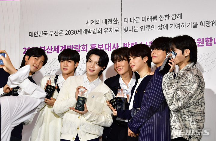 [서울=뉴시스] 김명원 기자 = ‘2030부산세계박람회’ 홍보대사로 위촉된 BTS(방탄소년단)이 19일 서울 용산 하이브에서 위촉패를 들고 기념촬영을 하고 있다. (공동취재사진) 2022.07.19. photo@newsis.com