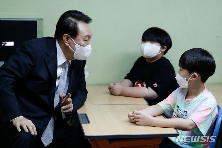 [서울=뉴시스] 홍효식 기자 = 윤석열 대통령이 19일 서울 종로구 참신나는학교 지역아동센터를 방문해 아동 돌봄 프로그램을 참관하고 있다. 2022.07.19. yesphoto@newsis.com