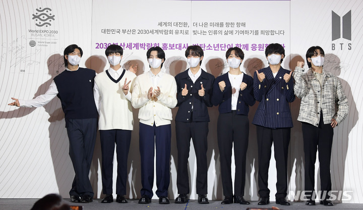 [서울=뉴시스] 김명원 기자 = ‘2030부산세계박람회’ 홍보대사로 위촉된 BTS(방탄소년단)가 19일 서울 용산 하이브에서 응원메시지 작성 후 기념촬영 하고 있다.. (공동취재사진) 2022.07.19. photo@newsis.com