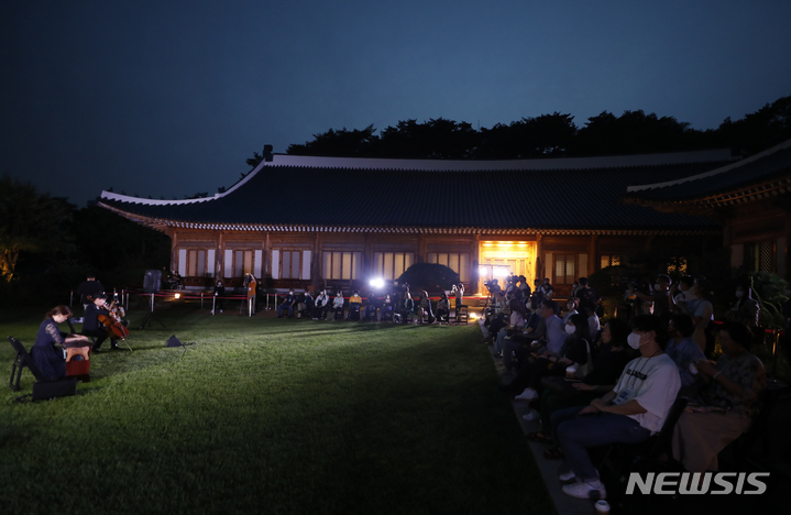 [서울=뉴시스] 고승민 기자 = 지난해 7월19일 청와대 일원에서 열린 '청와대 한여름 밤의 산책' 프레스 투어에서 참가자들이 퓨전국악을 관람하고 있다. 2022.07.19. kkssmm99@newsis.com