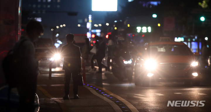 [서울=뉴시스] 고승민 기자 = 서울 도심을 운행중인 택시 모습. 2022.07.19. kkssmm99@newsis.com