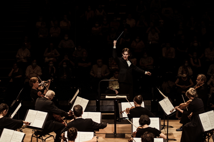 [서울=뉴시스]클라우스 메켈레와 파리오케스트라. (사진=M_BENGUIGUI_PASCODSC) 2022.07.20. photo@newsis.com *재판매 및 DB 금지