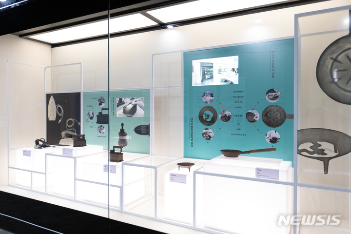 [서울=뉴시스] 열린 보존과학실-금속보존처리. (사진=국립민속박물관 제공) 2022.07.20. photo@newsis.com *재판매 및 DB 금지
