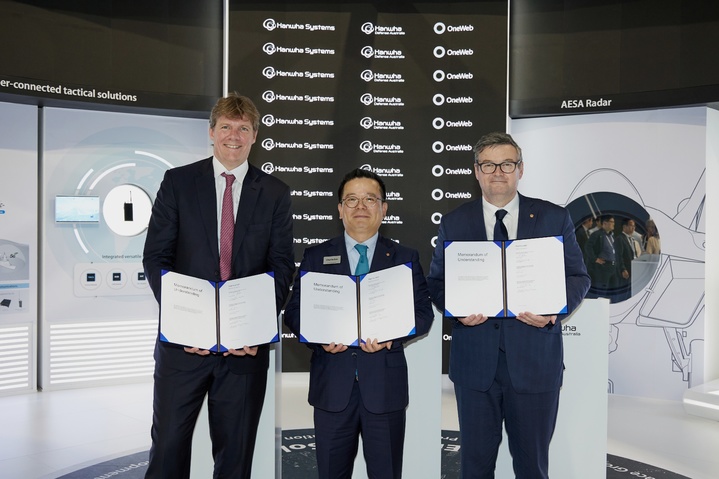 [서울=뉴시스] .(왼쪽부터) 닐 마스터슨(Neil Masterson) 원웹 CEO, 어성철 한화시스템 대표이사, 팀픽포드(Tim Pickford) 한화디펜스 호주법인 사업개발∙전략 실장. (사진=한화시스템 제공) *재판매 및 DB 금지