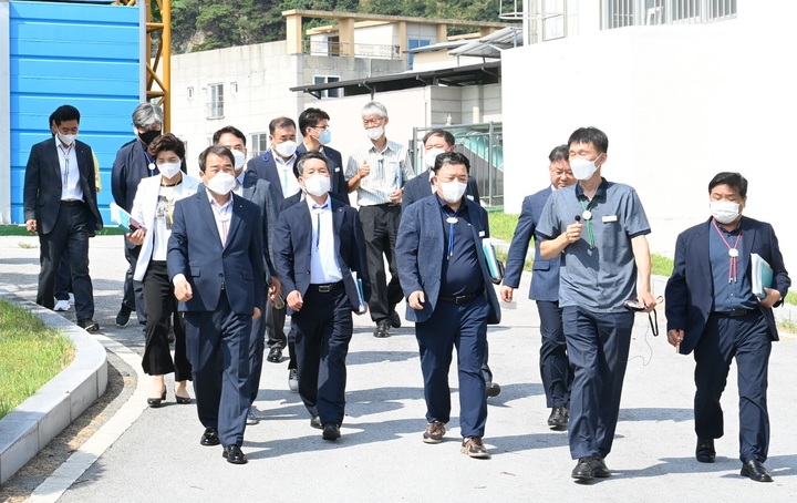 김충섭(왼쪽) 김천시장이 현장 간부회의를 마친 뒤 맑은물사업소 시설을 둘러보고 있다 (사진=김천시 제공) *재판매 및 DB 금지