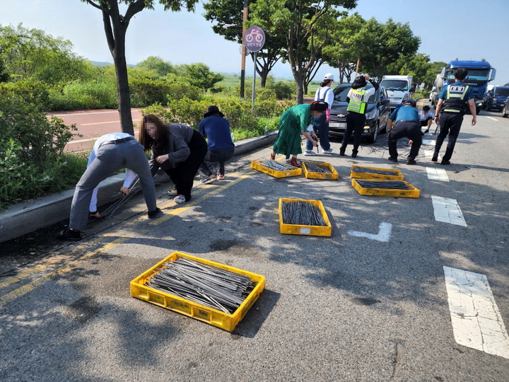 [부산=뉴시스] 19일 오후 부산 사상구 강변대로에서 A(50대)씨가 몰던 2.5t 화물차에 실려 있던 가전제품 부품용 쇠봉 6000여개가 도로로 떨어졌다. (사진=부산경찰청 제공) *재판매 및 DB 금지