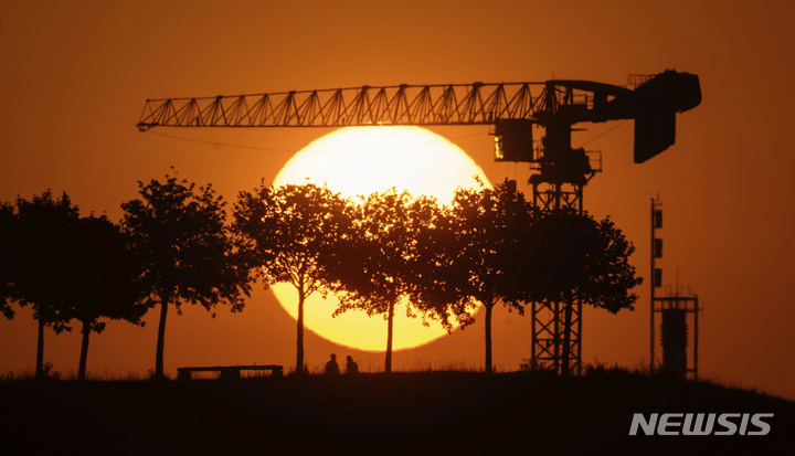 [AP/뉴시스] 19일(현지시간) 독일 하노버의 수평선에 태양이 지고 있다. 2022.07.20