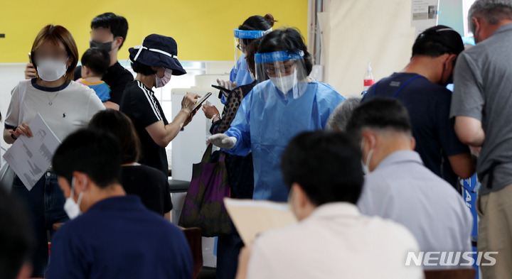 [서울=뉴시스] 추상철 기자 = 코로나19 확산세가 이어진 20일 오전 서울 강남구보건소 선별진료소가 코로나19 검사를 받으려는 시민들로 붐비고 있다. 2022.07.20. scchoo@newsis.com