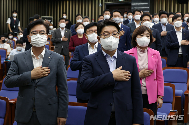 [서울=뉴시스] 최진석 기자 = 권성동 국민의힘 당대표 직무대행 겸 원내대표가 지난 20일 서울 여의도 국회에서 열린 의원총회에서 국민의례를 하고 있다. (공동취재사진) 2022.07.20. photo@newsis.com