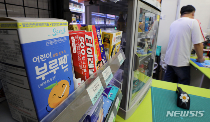 [서울=뉴시스] 김금보 기자 = 사진은 20일 오전 서울 중구 한 편의점에 진열된 상비약. 2022.07.20. kgb@newsis.com