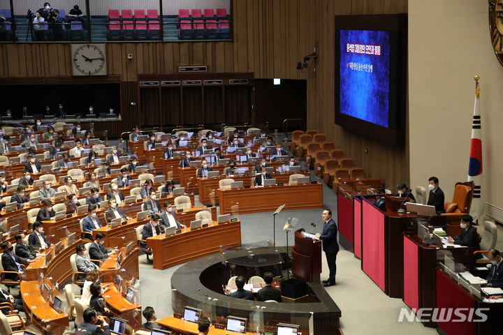 [서울=뉴시스] 김선웅 기자 = 박홍근 더불어민주당 원내대표가 20일 서울 여의도 국회에서 열린 본회의에서 교섭단체 대표연설을 하고 있다. 2022.07.20. mangusta@newsis.com